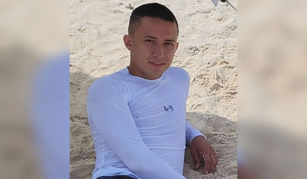 Bosa: de la extorsión al asesinato de Jéfersson en La Primavera 7 Bosa: de la extorsión al asesinato de Jéfersson en La Primavera La impunidad rodea el asesinato de Jéfersson Steven Sánchez Vásquez, un joven de 26 años, ocurrido en el barrio La Primavera, localidad de Bosa. El crimen, que quedó registrado en video, estaría directamente relacionado con un proceso de extorsión que venían denunciando desde hacía más de un año ante las autoridades.
