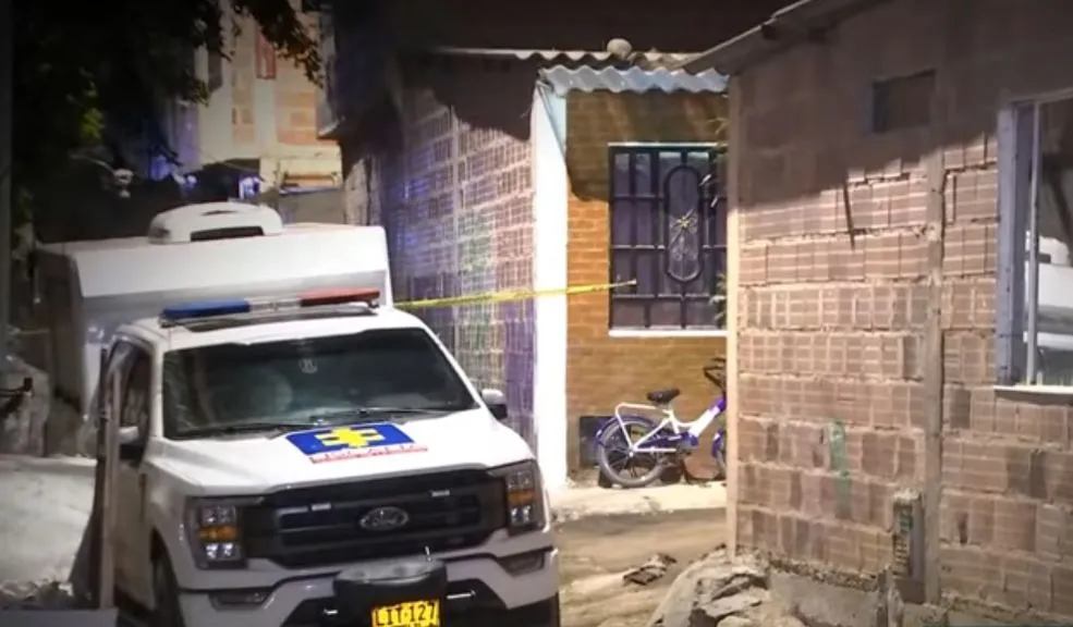Bosa: escabroso crimen dentro de una vivienda dejó un muerto y un herido 1 Bosa: escabroso crimen dentro de una vivienda dejó un muerto y un herido Custodiado por las autoridades, que ‘peinaban’ cada una de las esquinas y recovecos bajo un absoluto silencio, se encontraba ayer el barrio San José, en la localidad de Bosa, luego de que el cuerpo de un hombre fuera encontrado por las autoridades en la noche del miércoles. En el mismo hecho, otro hombre de 31 años fue hallado con vida, pero herido con arma cortopunzante.
