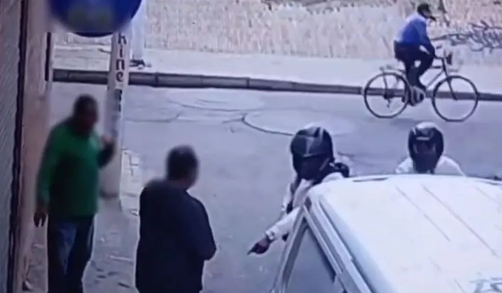 Bosa: frustran un robo y capturan a los responsables con armas En el barrio San Antonio de Escocia, localidad de Bosa, la rápida acción de la Policía logró frustrar un intento de hurto y capturar a dos hombres armados que intimidaban a repartidores.