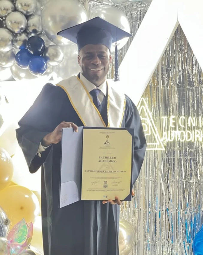 Entrevista a Carmelo Valencia, el goleador que ahora es bachiller y emprendedor Q’HUBO habló con el excampeón con Nacional, con paso por Millonarios y Santa Fe, Carmelo Valencia. Nos habló sobre el sueño cumplido de ser bachiller y su nueva faceta como emprendedor.