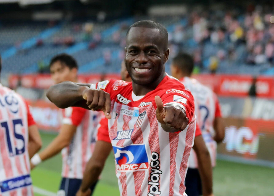 Entrevista a Carmelo Valencia, el goleador que ahora es bachiller y emprendedor Q’HUBO habló con el excampeón con Nacional, con paso por Millonarios y Santa Fe, Carmelo Valencia. Nos habló sobre el sueño cumplido de ser bachiller y su nueva faceta como emprendedor.