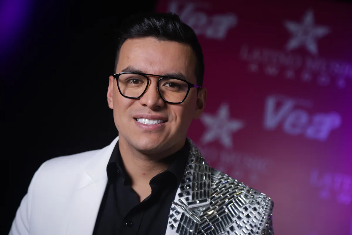 Yeison Jiménez: de cotero de Corabastos a ídolo de la música popular 1 Yeison Jiménez: de cotero de Corabastos a ídolo de la música popular Jiménez, quien se dirigía a una presentación en Marinilla, Antioquia, deja un legado que transformó la música popular en Colombia, pasando de ser un 'cotero' en Corabastos a consolidarse como un influyente empresario y referente del género.
