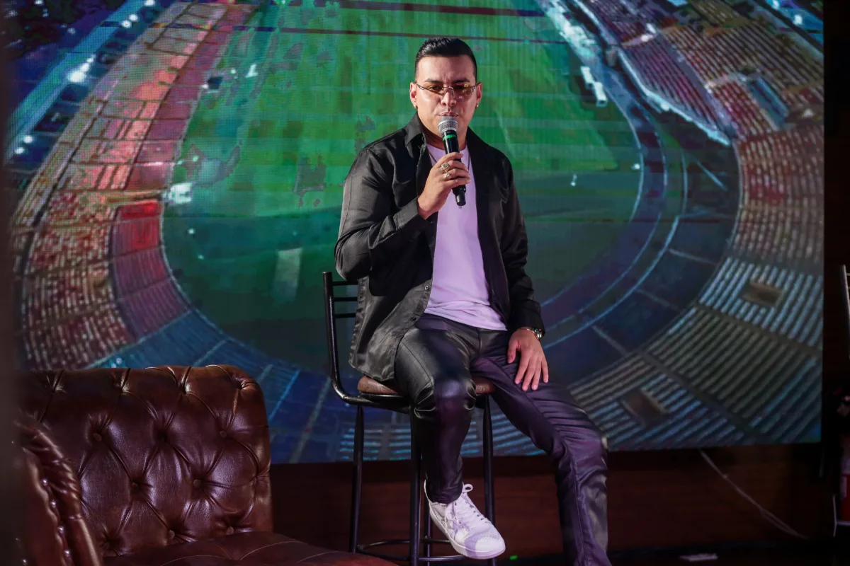 Yeison Jiménez: de cotero de Corabastos a ídolo de la música popular 2 Yeison Jiménez: de cotero de Corabastos a ídolo de la música popular Jiménez, quien se dirigía a una presentación en Marinilla, Antioquia, deja un legado que transformó la música popular en Colombia, pasando de ser un 'cotero' en Corabastos a consolidarse como un influyente empresario y referente del género.