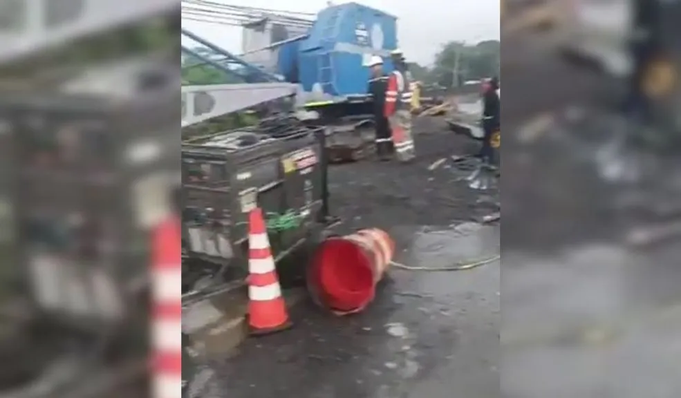 Caída de grúa sobre viviendas deja un niño muerto y varios heridos en Buenaventura 1 Caída de grúa sobre viviendas deja un niño muerto y varios heridos en Buenaventura Una maniobra con una grúa durante el arreglo de un puente peatonal terminó en tragedia en Buenaventura: un menor perdió la vida, varias personas resultaron heridas y múltiples viviendas quedaron destruidas.