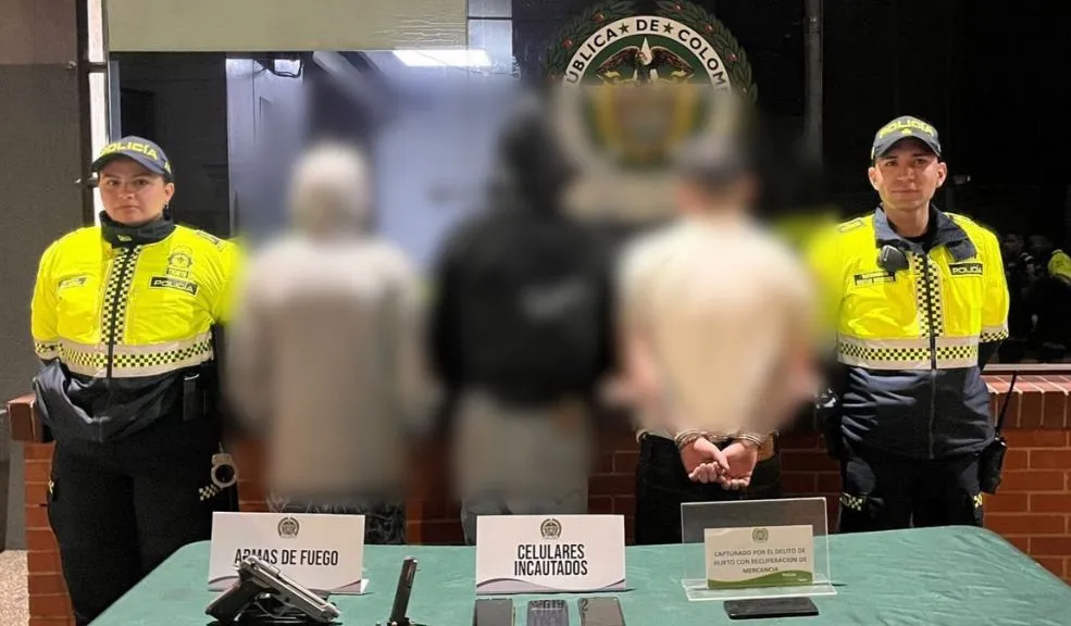 En Bosa: capturan a un hombre y aprehenden a dos menores tras violento hurto La rápida acción de la Policía en la localidad de Bosa permitió la captura de un hombre de 23 años y la aprehensión de dos adolescentes, de 15 y 17 años, señalados de protagonizar un agresivo robo en un establecimiento comercial.