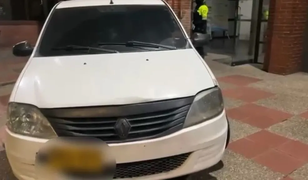 En Bosa: capturan a un hombre y aprehenden a dos menores tras violento hurto 1 En Bosa: capturan a un hombre y aprehenden a dos menores tras violento hurto La rápida acción de la Policía en la localidad de Bosa permitió la captura de un hombre de 23 años y la aprehensión de dos adolescentes, de 15 y 17 años, señalados de protagonizar un agresivo robo en un establecimiento comercial.