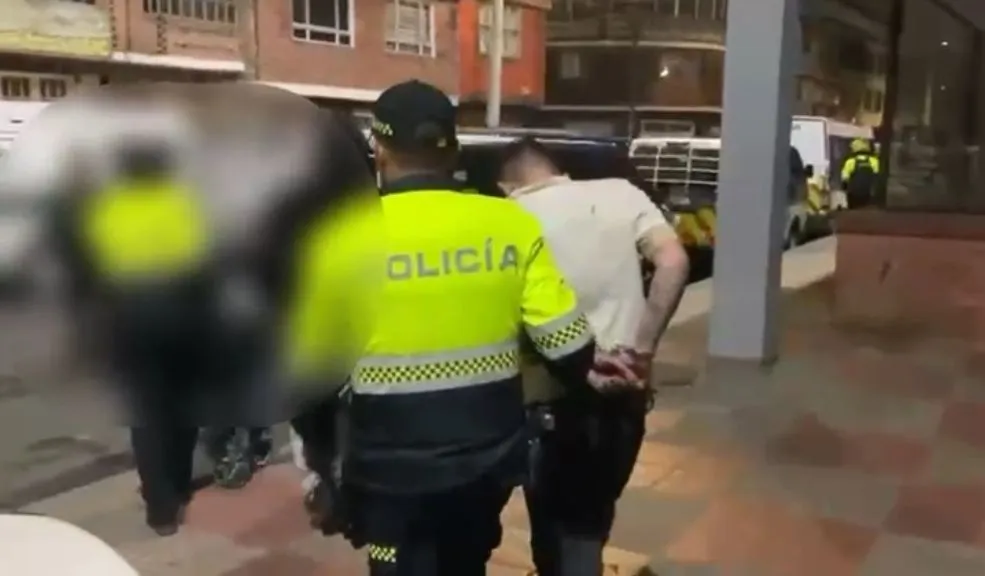 En Bosa: capturan a un hombre y aprehenden a dos menores tras violento hurto 2 En Bosa: capturan a un hombre y aprehenden a dos menores tras violento hurto La rápida acción de la Policía en la localidad de Bosa permitió la captura de un hombre de 23 años y la aprehensión de dos adolescentes, de 15 y 17 años, señalados de protagonizar un agresivo robo en un establecimiento comercial.