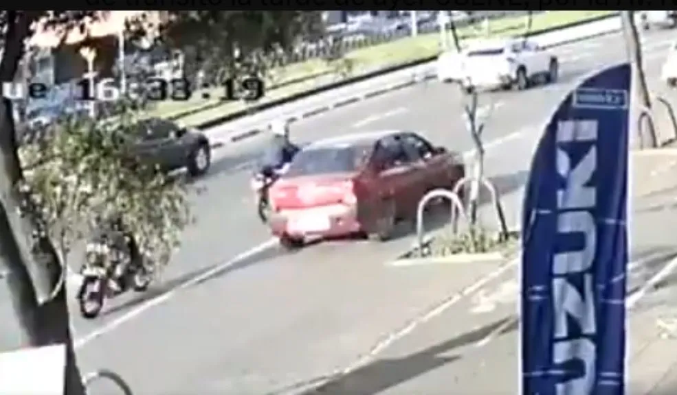 Motociclista causó un accidente y se dio a la fuga. Ahora lo están buscando En video quedó captado el momento en el que un motociclista provocó un accidente, para posteriormente huir del lugar sin hacerse responsable de sus acciones.