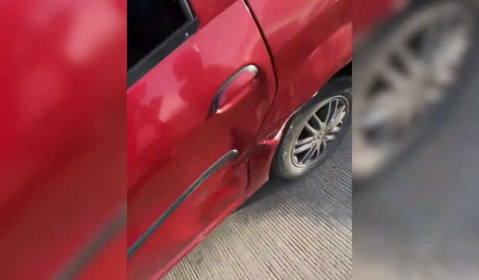 Motociclista causó un accidente y se dio a la fuga. Ahora lo están buscando En video quedó captado el momento en el que un motociclista provocó un accidente, para posteriormente huir del lugar sin hacerse responsable de sus acciones.