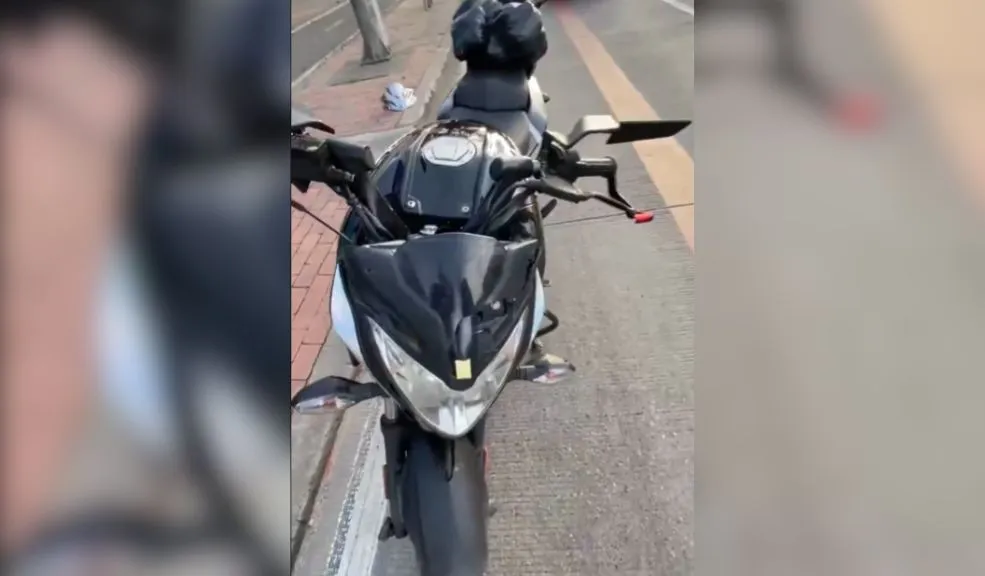 Motociclista causó un accidente y se dio a la fuga. Ahora lo están buscando En video quedó captado el momento en el que un motociclista provocó un accidente, para posteriormente huir del lugar sin hacerse responsable de sus acciones.