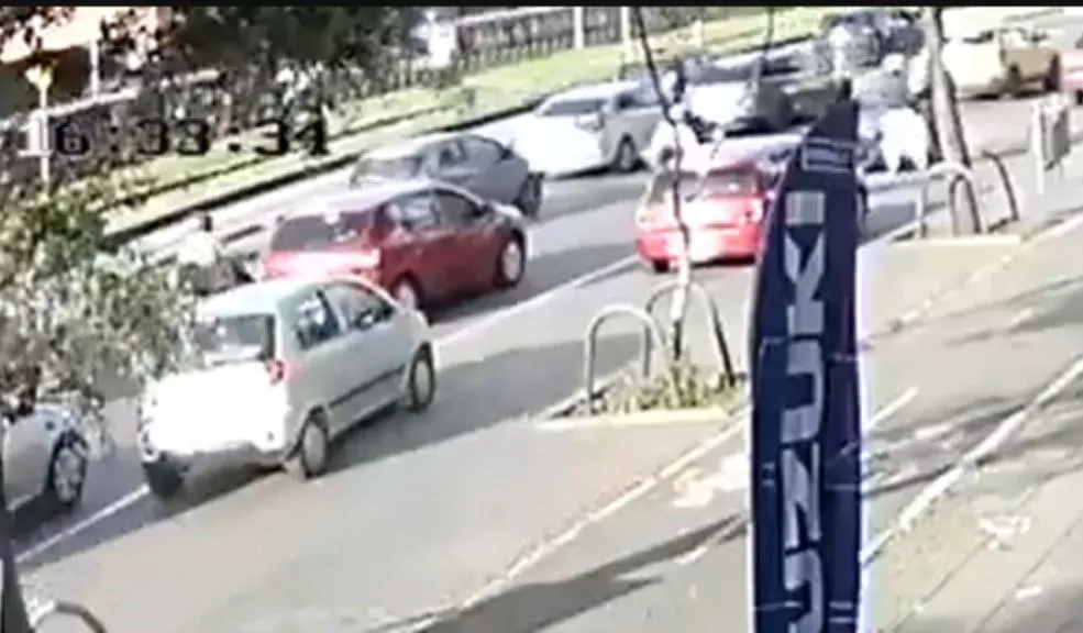Motociclista causó un accidente y se dio a la fuga. Ahora lo están buscando En video quedó captado el momento en el que un motociclista provocó un accidente, para posteriormente huir del lugar sin hacerse responsable de sus acciones.