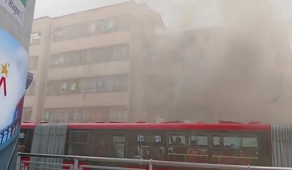 Centro de Bogotá: se reporta el incendio de un edificio en la localidad de Santa Fe Al menos 30 personas tuvieron que ser evacuadas de un edificio en el centro de Bogotá. Tras la emergencia, se ha reportado una gran cantidad de humo en la localidad de Santa Fe, Los Mártires y sectores aledaños, así como retrasos en la movilidad.