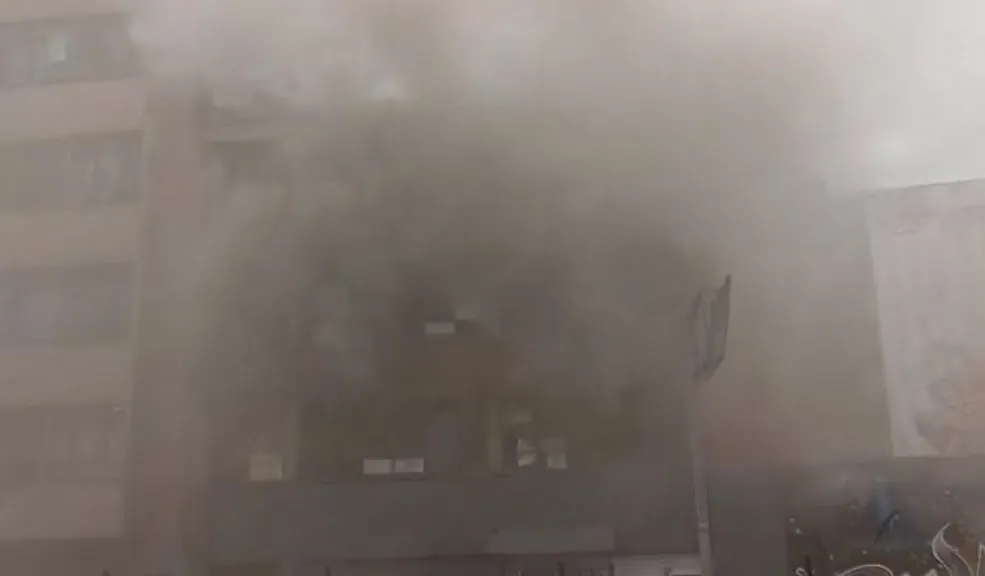 Centro de Bogotá: se reporta el incendio de un edificio en la localidad de Santa Fe 1 Centro de Bogotá: se reporta el incendio de un edificio en la localidad de Santa Fe Al menos 30 personas tuvieron que ser evacuadas de un edificio en el centro de Bogotá. Tras la emergencia, se ha reportado una gran cantidad de humo en la localidad de Santa Fe, Los Mártires y sectores aledaños, así como retrasos en la movilidad.