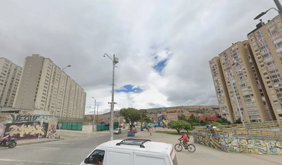 Ciudad Bolívar: Vicky fue abusada, golpeada y torturada 1 Ciudad Bolívar: Vicky fue abusada, golpeada y torturada Una mujer de 37 años fue víctima de un intento de feminicidio, en el que su expareja no solo la golpeó y la apuñaló, sino que además la torturó y abuso sexualmente en Cuidad Bolívar, así lo dio a conocer su hijo, Nicolás López, a Q’HUBO.