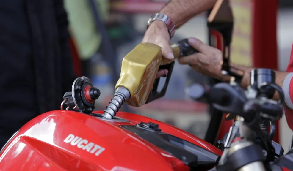 Colombia reduce $500 el precio de la gasolina desde febrero El Gobierno anunció hoy una reducción de $500 en el precio del galón de gasolina a partir del 1 de febrero, en una medida que busca aliviar el costo de vida y actuar como mecanismo contrainflacionario, aprovechando que el precio del dólar se ha mantenido más estable en los últimos meses.