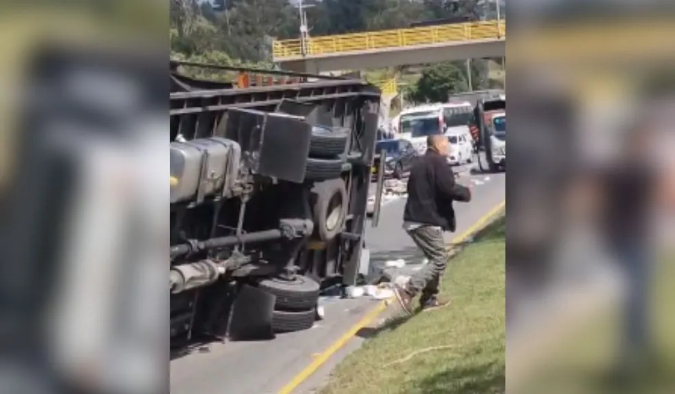 Cundinamarca: camión se volcó en la vía que conecta Zipaquirá con Cajicá 1 Cundinamarca: camión se volcó en la vía que conecta Zipaquirá con Cajicá Grave accidente se registró en la vía que conecta los municipios de Zipaquirá y Cajicá, en Cundinamarca. El hecho ha generado largas filas de vehículos que esperan a que tanto el camión como la carga sean retirados de la carretera.