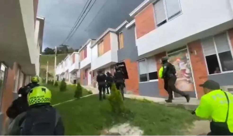 Cundinamarca: cayó el terror de Girardot que le arrebató la vida a 27 personas 1 Cundinamarca: cayó el terror de Girardot que le arrebató la vida a 27 personas La ofensiva contra el crimen organizado en Cundinamarca dejó un resultado clave con la captura de alias ‘Jhonsito’, señalado como el máximo cabecilla de la estructura criminal ‘Las Acacias’ y presunto responsable de gran parte de la violencia que azotó a Girardot durante el último año.