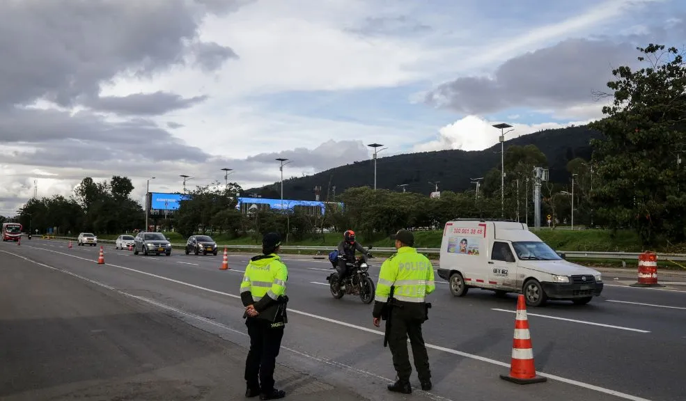 Cundinamarca: hombre con orden de captura por tentativa de homicidio cae en retén A un hombre que intentó engañar a los oficiales de Policía con documentación falsa le salió el tiro por la culata en Cundinamarca. El sujeto creyó que al mostrar otros papeles no se percatarían de la orden de captura por tentativa de homicidio que tenía vigente, pero terminó siendo detenido por este delito y por documento falso y falsedad marcaria.