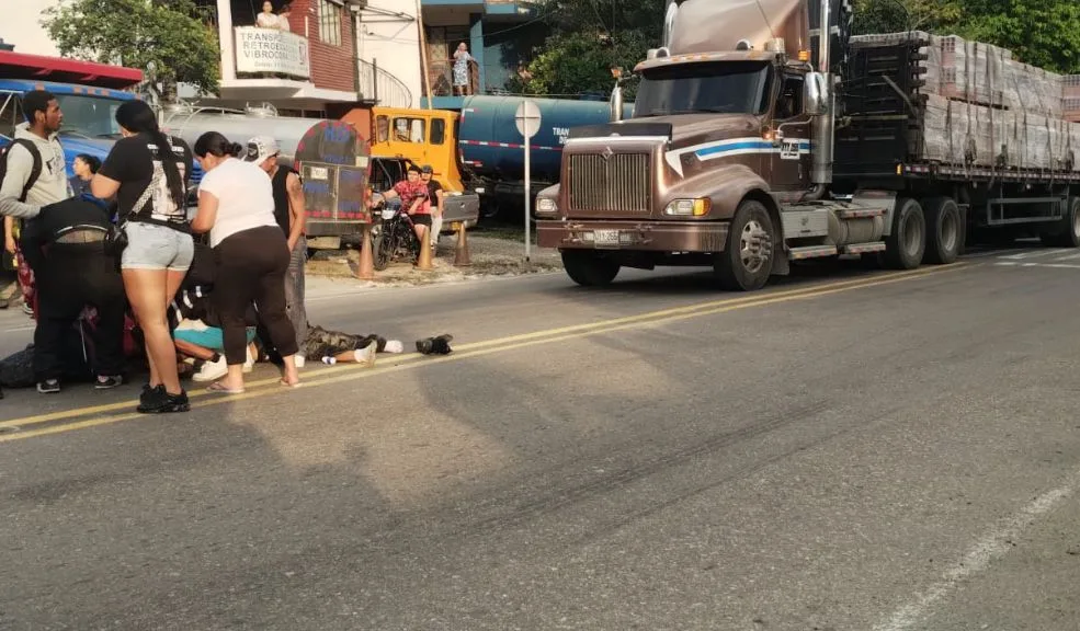 Cundinamarca: hombre murió tras caer de una mula en Villeta Un grave accidente se registró en el municipio de Villeta (Cundinamarca), luego de que un hombre que se desplazaba por la zona decidiera colgarse de una mula y terminara cayendo sobre la vía.