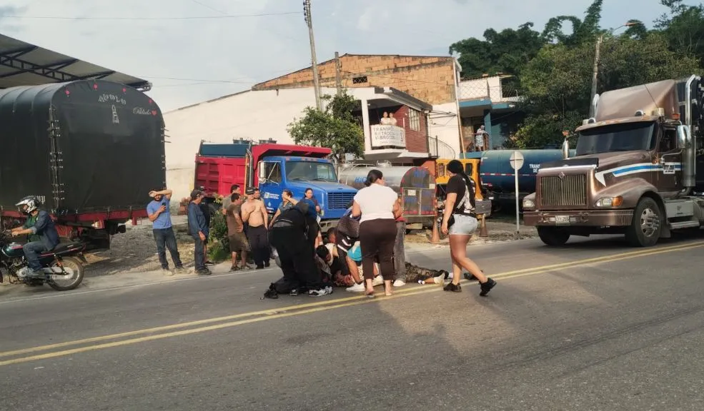 Cundinamarca: hombre murió tras caer de una mula en Villeta Un grave accidente se registró en el municipio de Villeta (Cundinamarca), luego de que un hombre que se desplazaba por la zona decidiera colgarse de una mula y terminara cayendo sobre la vía.