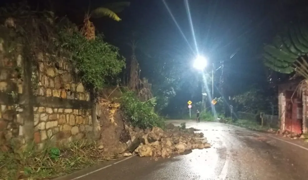 Cundinamarca: intensas lluvias desataron el caos en La Mesa y le cobraron la vida a Leticia 1 Cundinamarca: intensas lluvias desataron el caos en La Mesa y le cobraron la vida a Leticia Las lluvias no dieron tregua en La Mesa, Cundinamarca. En las últimas horas se habrían registrado deslizamientos, caídas de árboles, postes y muros, además del fallecimiento de Leticia en medio de una creciente súbita.