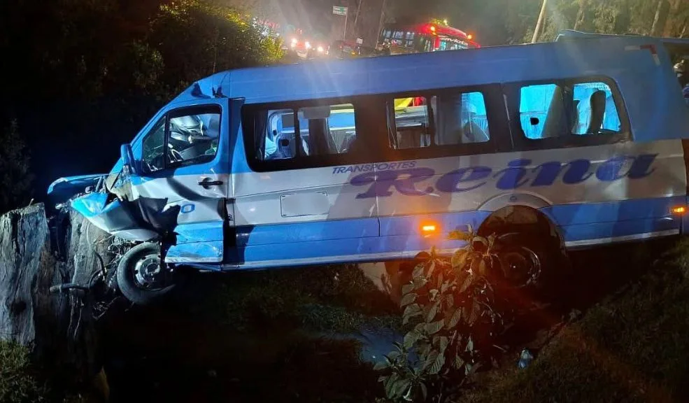 Cundinamarca: nueve heridos en siniestro vial en Ubaté Una grave emergencia vial se registró en Cundinamarca y generó momentos de angustia entre quienes transitaban por el sector. Un choque de gran magnitud en la vía Zipaquirá–Ubaté tuvo como saldo nueve personas lesionadas, en su mayoría pasajeros de un bus de servicio intermunicipal que colisionó contra una camioneta particular.