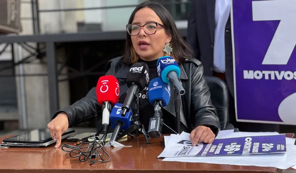 Denuncian más de 700 títulos irregulares emitidos por la Fundación San José 1 Denuncian más de 700 títulos irregulares emitidos por la Fundación San José La representante a la Cámara Jennifer Pedraza denunció que se han identificado al menos 779 títulos otorgados de manera irregular por la Fundación Universitaria San José a contratistas del Estado.