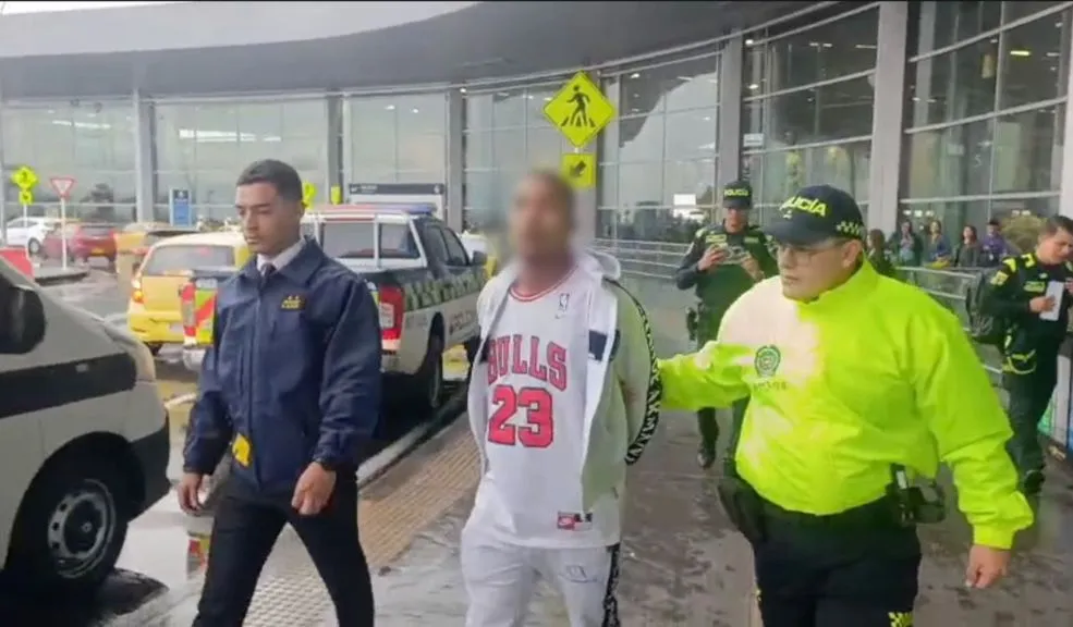 De la prisión chilena a la colombiana: alias ‘Checho’ fue capturado en El Dorado Alias ‘Checho’ habría cumplido una condena en una prisión chilena, fue deportado y nuevamente capturado tras pisar territorio colombiano, en cumplimiento de una orden judicial vigente por su presunta participación en el grupo delincuencial ‘Spartanos’.