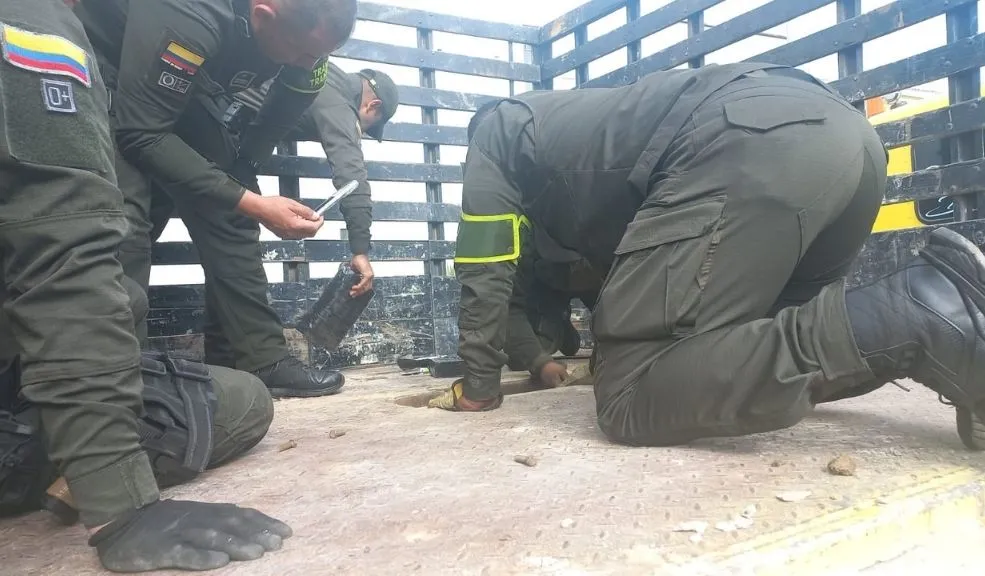 Cundinamarca: decomisaron caleta con insumos para fabricar drogas avaluada en $237 millones Un nuevo golpe a las redes del narcotráfico se registró en las vías de Cundinamarca, donde las autoridades detectaron un cargamento ilegal oculto bajo una modalidad que ya empieza a repetirse en el departamento.