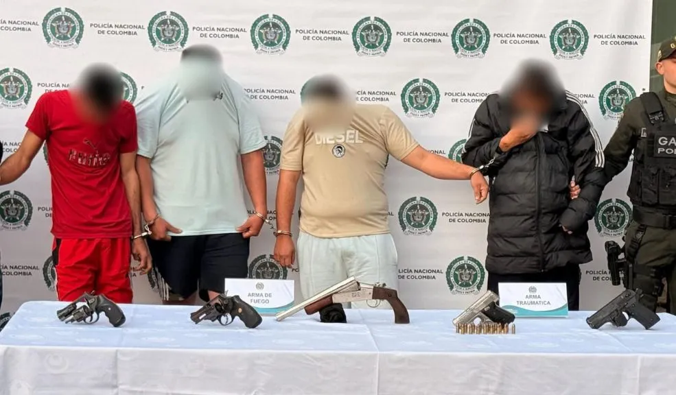Desarticulan en Soacha a la banda ‘Los Z’ dedicada a la extorsión y microtráfico Tras un operativo de asalto simultáneo que puso fin a meses de intimidaciones y control territorial violento, se logró la captura de seis personas pertenecientes a la banda 'Los Z' en Soacha.