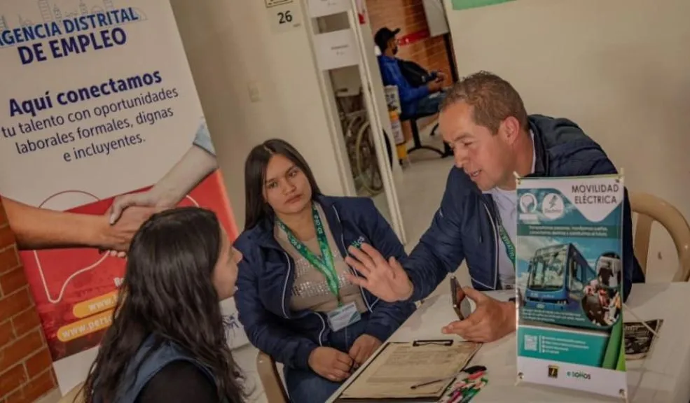 Distrito habilita 913 vacantes virtuales hasta el 31 de enero Bogotá habilitó 913 vacantes de empleo con postulación virtual abierta hasta el 31 de enero. La inscripción es gratuita y solo se realiza por los canales oficiales del Distrito.