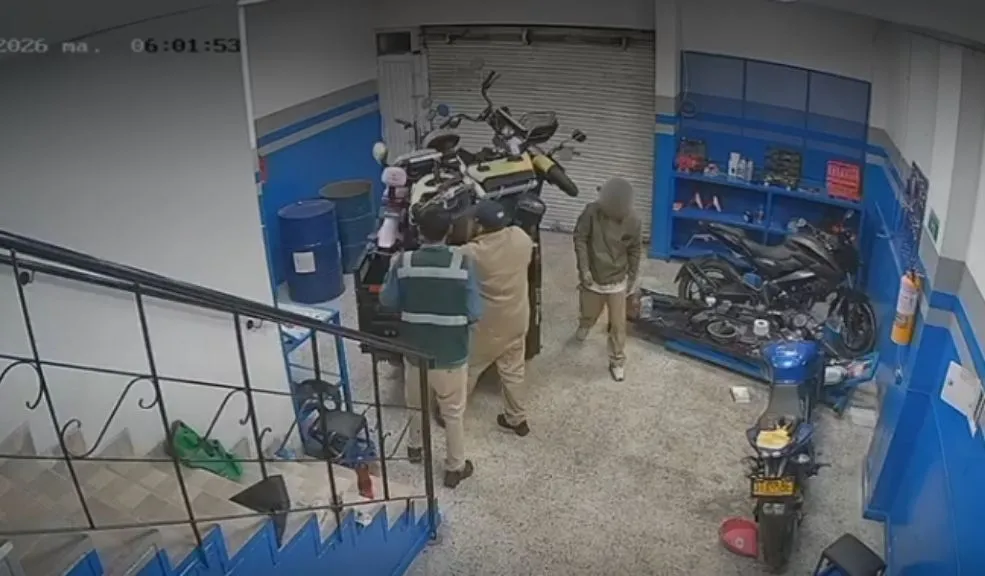 En Teusaquillo: robaron motocicletas y equipos mientras los dueños estaban de vacaciones Aprovechando que los propietarios se encontraban en periodo de vacaciones, una organización criminal —integrada presuntamente por 12 personas— ingresó de manera seguida al establecimiento para robar.