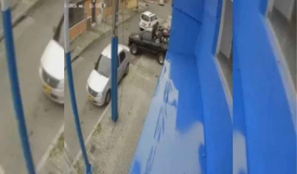 En Teusaquillo: robaron motocicletas y equipos mientras los dueños estaban de vacaciones Aprovechando que los propietarios se encontraban en periodo de vacaciones, una organización criminal —integrada presuntamente por 12 personas— ingresó de manera seguida al establecimiento para robar.
