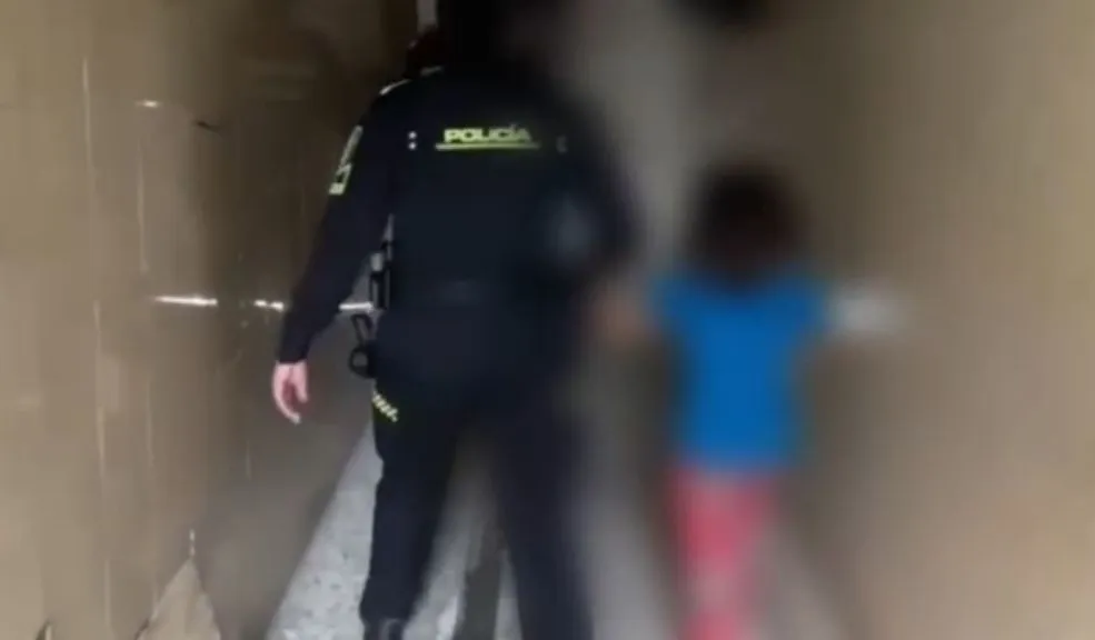 Dos menores indígenas fueron halladas abandonadas en una vivienda en Los Mártires 1 Dos menores indígenas fueron halladas abandonadas en una vivienda en Los Mártires Un dramático caso de abandono infantil se presentó en el barrio Ricaurte (Los Mártires) donde dos menores de 4 y 7 años fueron rescatadas tras permanecer encerradas y sin protección.
