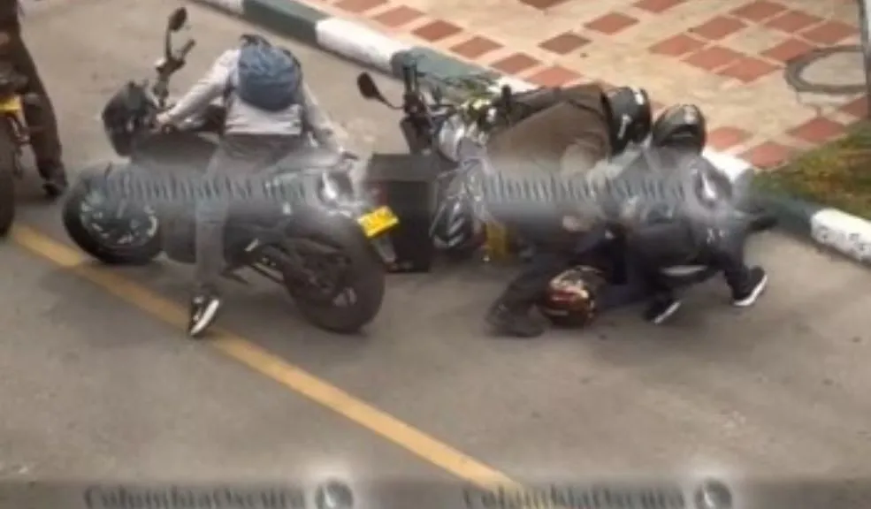 En video: cuatro hombres atracan a un vecino del barrio La Ponderosa de Puente Aranda 1 En video: cuatro hombres atracan a un vecino del barrio La Ponderosa de Puente Aranda Cuatro delincuentes que andaban en dos motos le pusieron el fierro en la cara a un ciudadano cuando abría la puerta de su hogar para robarlo. Las placas de las motos estarían alteradas. El hecho quedó registrado en video.
