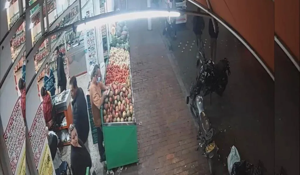 EN VIDEO: a Don Pedro le quitaron la vida a bala en su fruver, en Bosa. Habrá misa en su memoria El barrio José Antonio Galán, en Bosa, está de luto y no es para menos. El estruendo de las balas silenció la vida de don Pedro Hortúa, el carismático dueño del 'Fruver Don Pepe'. El hecho quedó grabado en video. Esta noche habrá misa en este sitio.