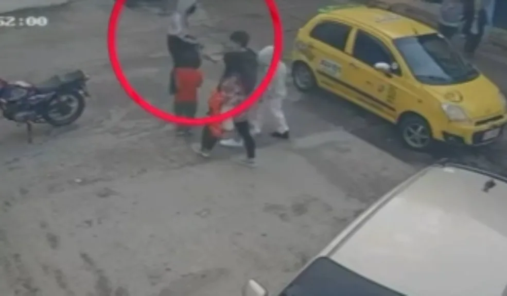 EN VIDEO entró como cliente a un D1 y terminó atracando a la cajera