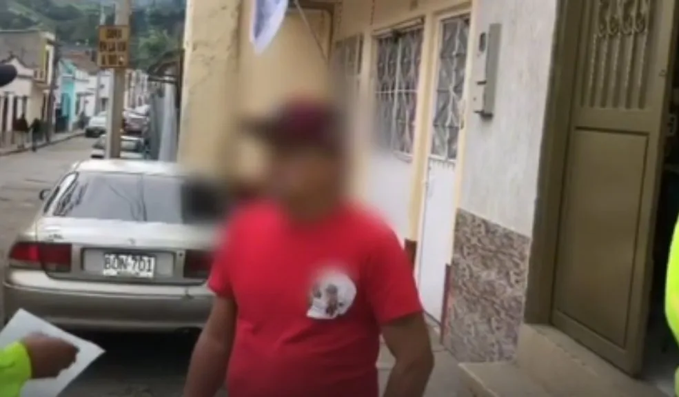 EN VIDEO entró como cliente a un D1 y terminó atracando a la cajera