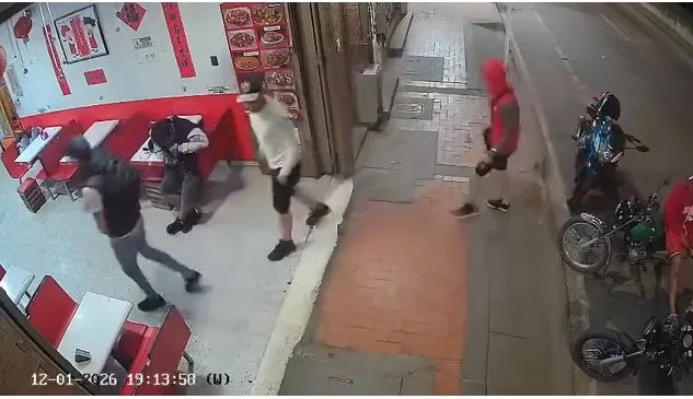 EN VIDEO seis delincuentes hurtaron a mano armada un restaurante en Kennedy