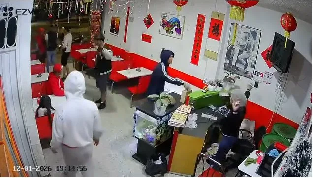 EN VIDEO seis delincuentes hurtaron a mano armada un restaurante en Kennedy