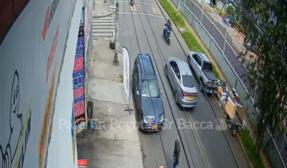 El video del robo que desencadenó la persecución y el choque fatal en la Avenida 68 Quedó registrado en video el asalto que desencadenó la fatal persecución en la Avenida 68 con calle 74A. El incidente, ocurrido en la localidad de Engativá, dejó un saldo de tres personas fallecidas.