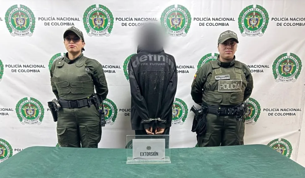 En Bosa cayó el ‘Flaco’: extorsionista venezolano que tenía azotados a los comerciantes 5 En Bosa cayó el ‘Flaco’: extorsionista venezolano que tenía azotados a los comerciantes Los comerciantes del barrio Brasilia, ubicado en la localidad de Bosa, ya pueden estar un poco más tranquilos tras la captura de alias ‘el Flaco’, un sujeto que intimidaba y pedía altas sumas extorsivas.