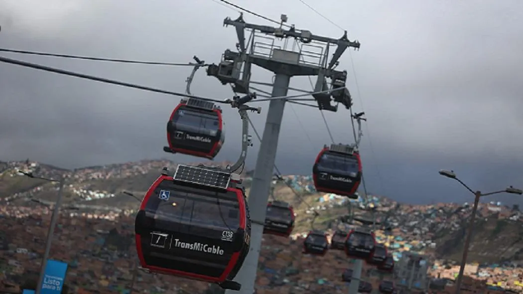 En Ciudad Bolívar: suspenden la operación de TransMiCable por tormenta eléctrica Por cuenta de los fuertes rayos que están cayendo en Ciudad Bolívar, el TransMiCable tuvo que frenar sus cabinas y suspender la operación hace pocos minutos, dejando a los usuarios buscando transporte por tierra mientras pasa la tormenta eléctrica.