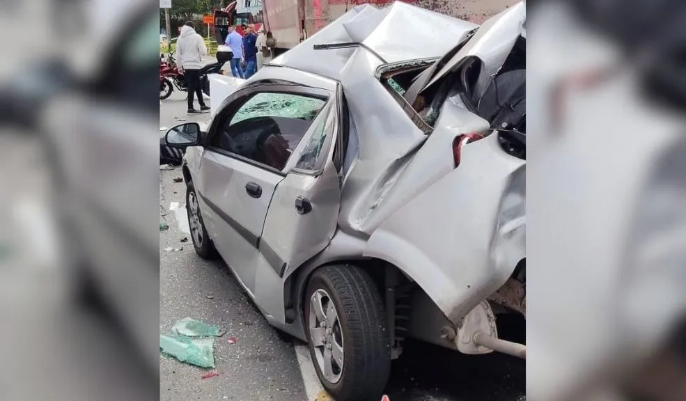 En Engativá: accidente múltiple terminó en fatalidad Un siniestro de gran magnitud que, aparentemente, se inició por un caso de fleteo terminó involucrando a cinco vehículos —incluida una volqueta, tres automóviles particulares y una motocicleta— en un efecto dominó. De manera preliminar se conoce que el trágico accidente habría dejado como saldo tres personas muertas a la altura de la avenida Carrera 68, en la localidad de Engativá.