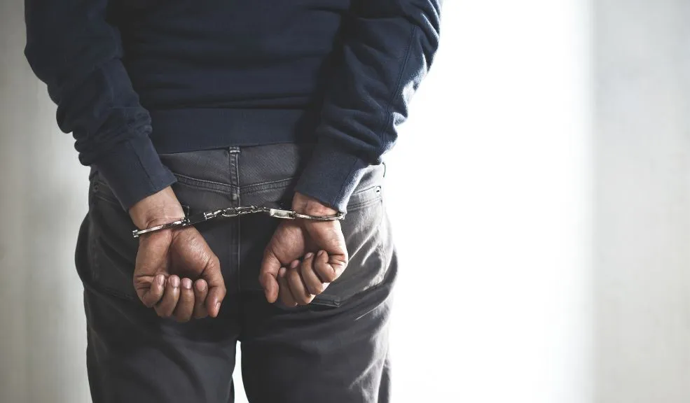 En Engativá: hombre que apuñaló 55 veces a su expareja se entregó Tras propinarle 55 puñaladas a su expareja frente a sus dos hijos de 6 y 11 años, el señalado agresor de Sandra Castro no aguantó la presión de las autoridades y se entregó en Engativá. La mujer lucha por su vida en una UCI.