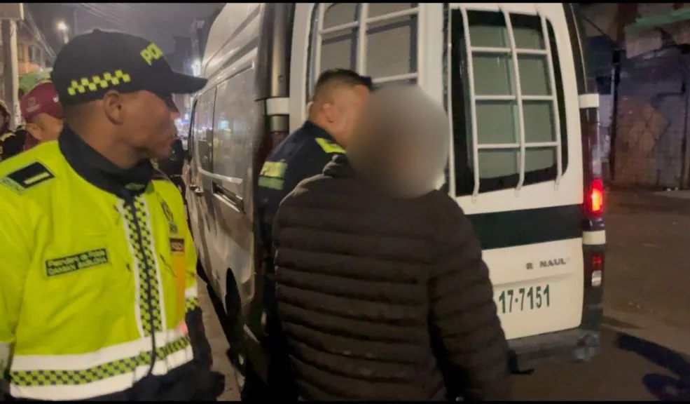 En Engativá: menor es sorprendido con dosis de marihuana en megatoma Un menor de edad fue sorprendido con varias dosis de marihuana durante una megatoma de seguridad realizada por las autoridades en Bogotá.