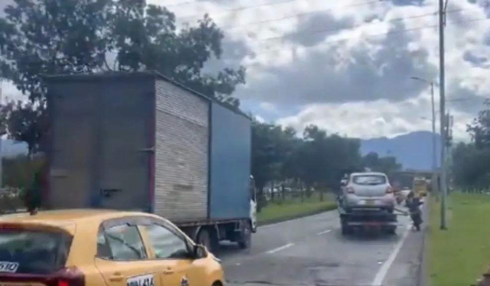 En Fontibón: siniestro vial afecta la movilidad en la Calle 26 1 En Fontibón: siniestro vial afecta la movilidad en la Calle 26 Se reporta congestión vehicular en la Calle 26, sentido occidente-oriente (Fontibón), debido a un siniestro vial registrado hace pocos minutos.