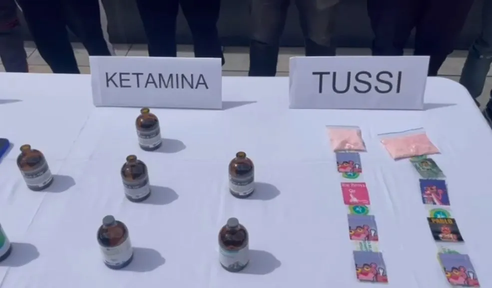 En Kennedy: siete capturados tras desmantelamiento de la banda 'La Isla' Tras ocho meses de una minuciosa labor de inteligencia, las autoridades lograron la desarticulación total de 'La Isla', una banda delincuencial que mantenía el control del tráfico de estupefacientes en Kennedy.