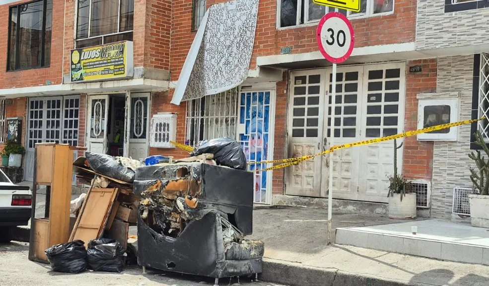 En Kennedy: mujer falleció tras incendio provocado por una fuga de gas Una fuerte explosión de gas que desencadenó un voraz incendio, cobró la vida de la señora María del Carmen, una apreciada residente de aproximadamente 70 años que habitaba el sector desde hace cuatro décadas.