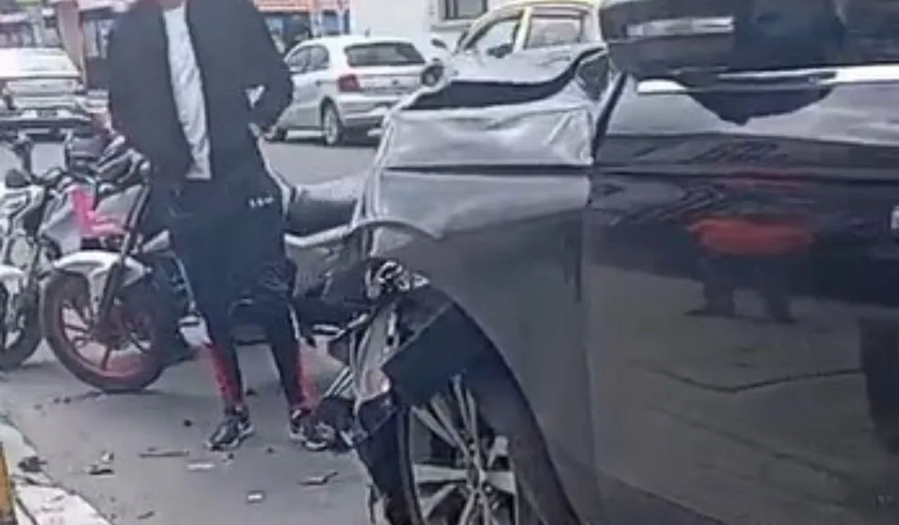 En Modelia, motociclista murió en violento choque con una camioneta 2 En Modelia, motociclista murió en violento choque con una camioneta Un siniestro vial ocurrido en la zona residencial de la localidad de Modelia cobró la vida de un motociclista. Las impactantes imágenes que circularon en redes sociales evidenciarían que la víctima sufrió una fuerte contusión en la cabeza.